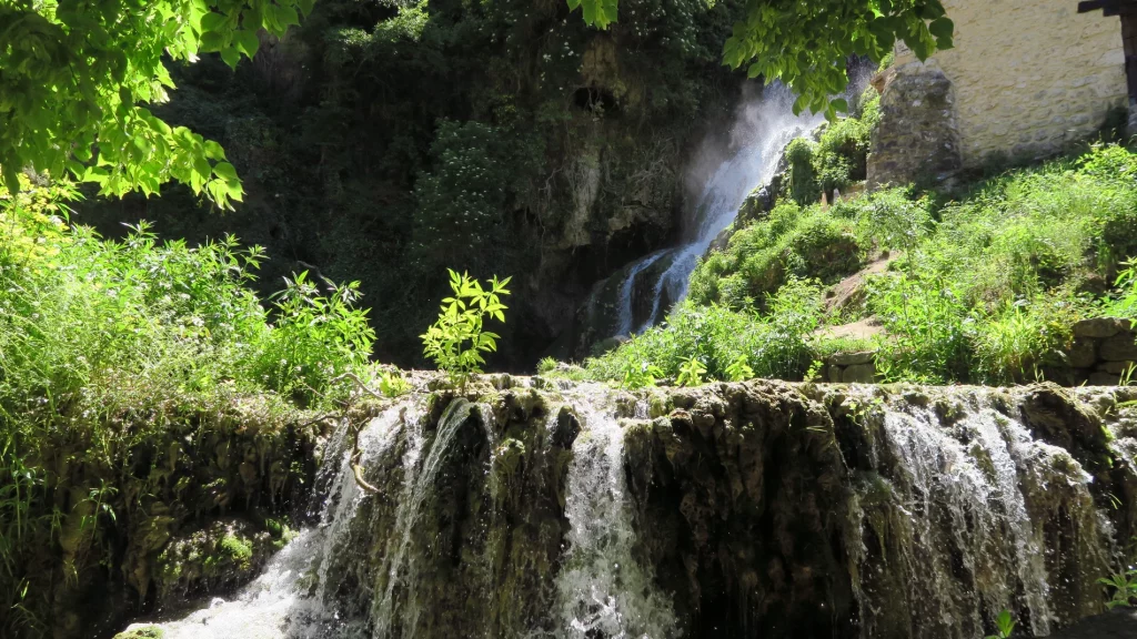 Un Lugar Diferente Dentro De Este Pueblo Con Aguas Relajantes