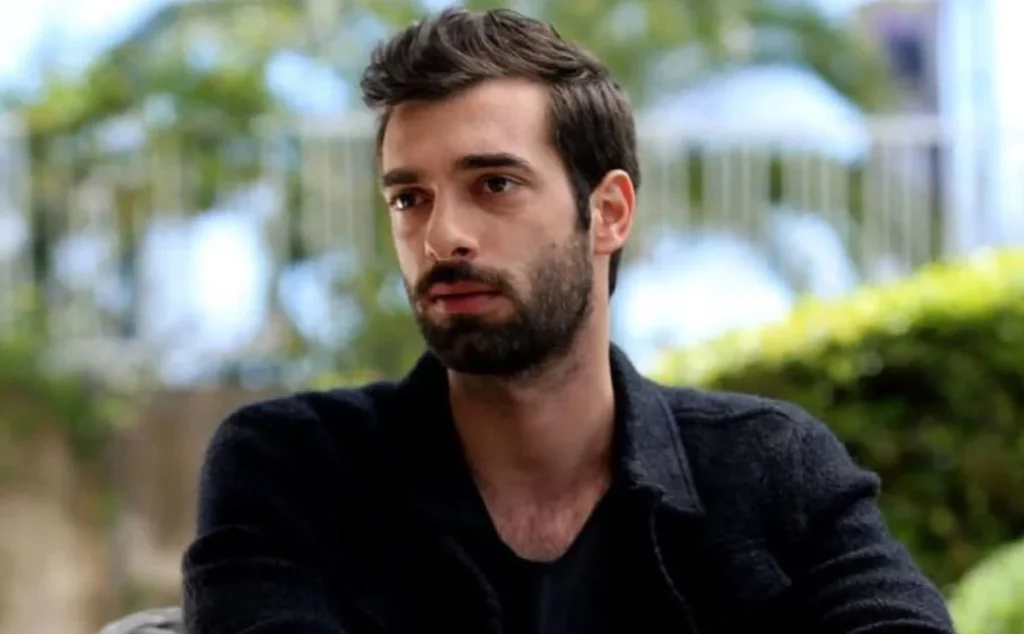Lo Contamos Todo Del Seductor Actor De 'La Pasión Turca': Lo Viste En Netflix Y Tiene Un Idilio Con Los Idiomas