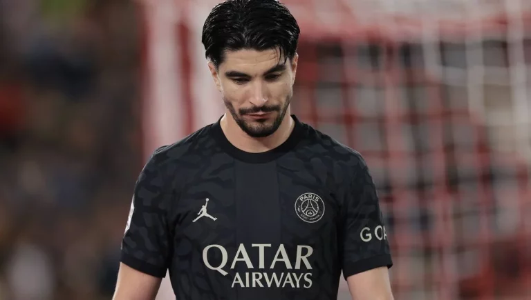 Carlos Soler irrumpe para apretar a un crack del Betis