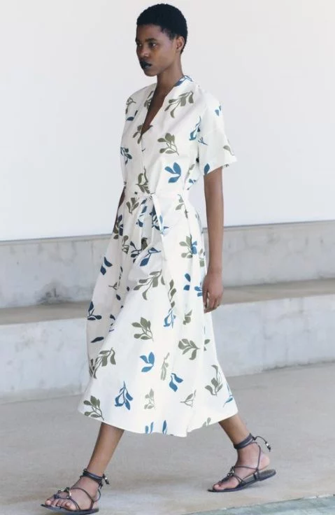 Este vestido batín de manga corta de Zara es un 'must' en tu armario de verano