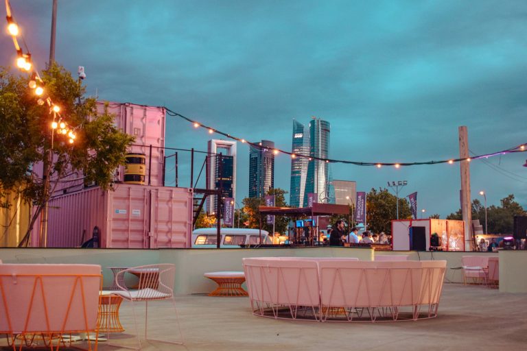 Gran éxito en la inauguración del Autocine Madrid con su espectacular nuevo espacio estilo Miami