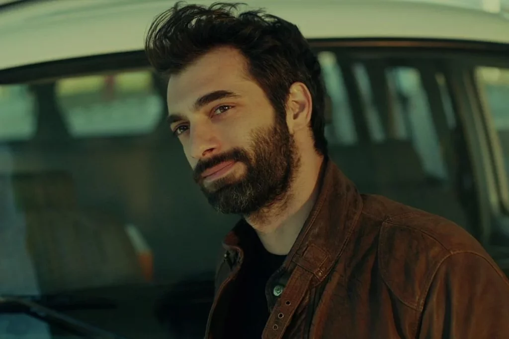 Lo Contamos Todo Del Seductor Actor De 'La Pasión Turca': Lo Viste En Netflix Y Tiene Un Idilio Con Los Idiomas