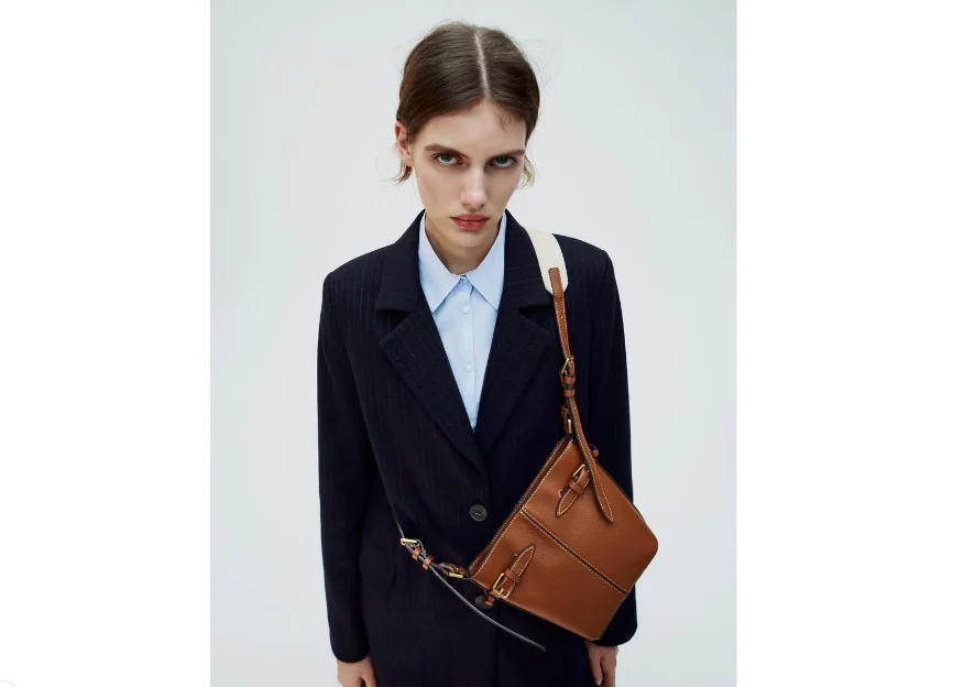 El bolso bucket que arrasa esta temporada lo tienen Stradivarius, Zara y Parfois