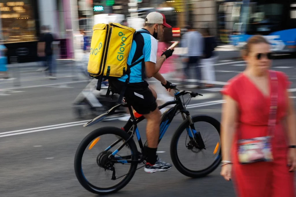 Europapress 4696828 Repartidor Glovo Bicicleta Calle Centro Madrid 21 Septiembre 2022 Madrid