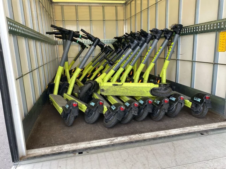 Los patinetes eléctricos se mantienen vivos gracias a Glovo y Uber Eats