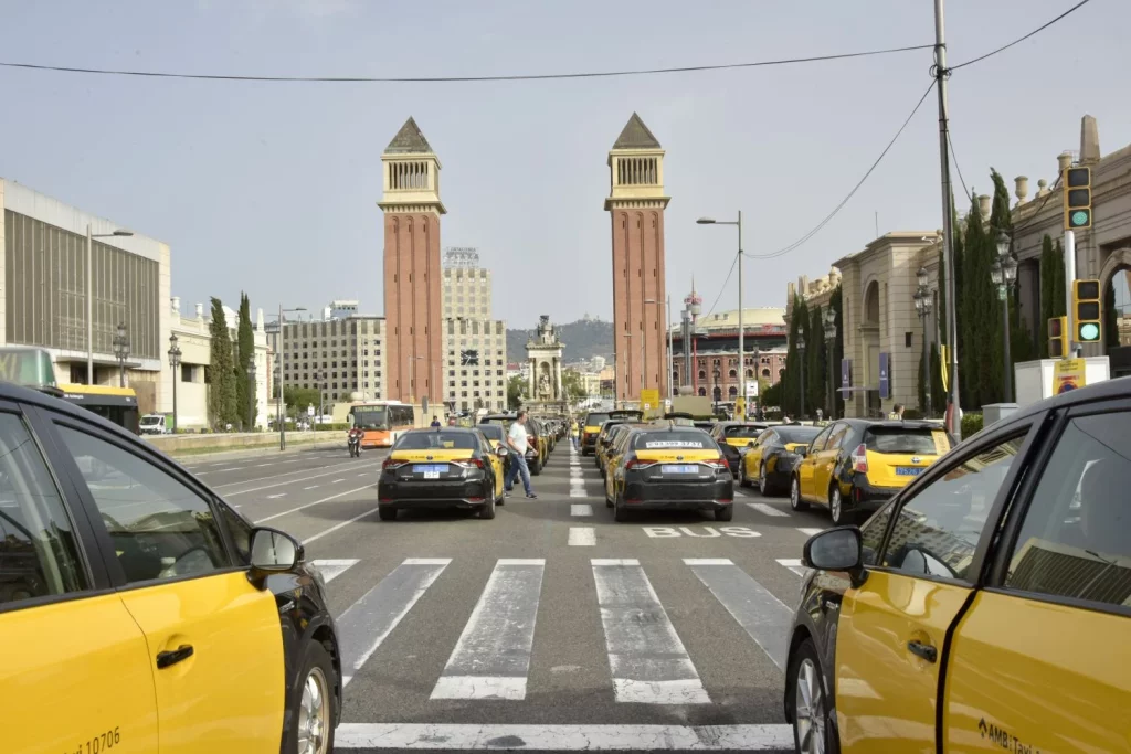 EuropaPress 5419582 decenas taxis avenida reina maria cristina junto plaza espana barcelona Merca2.es