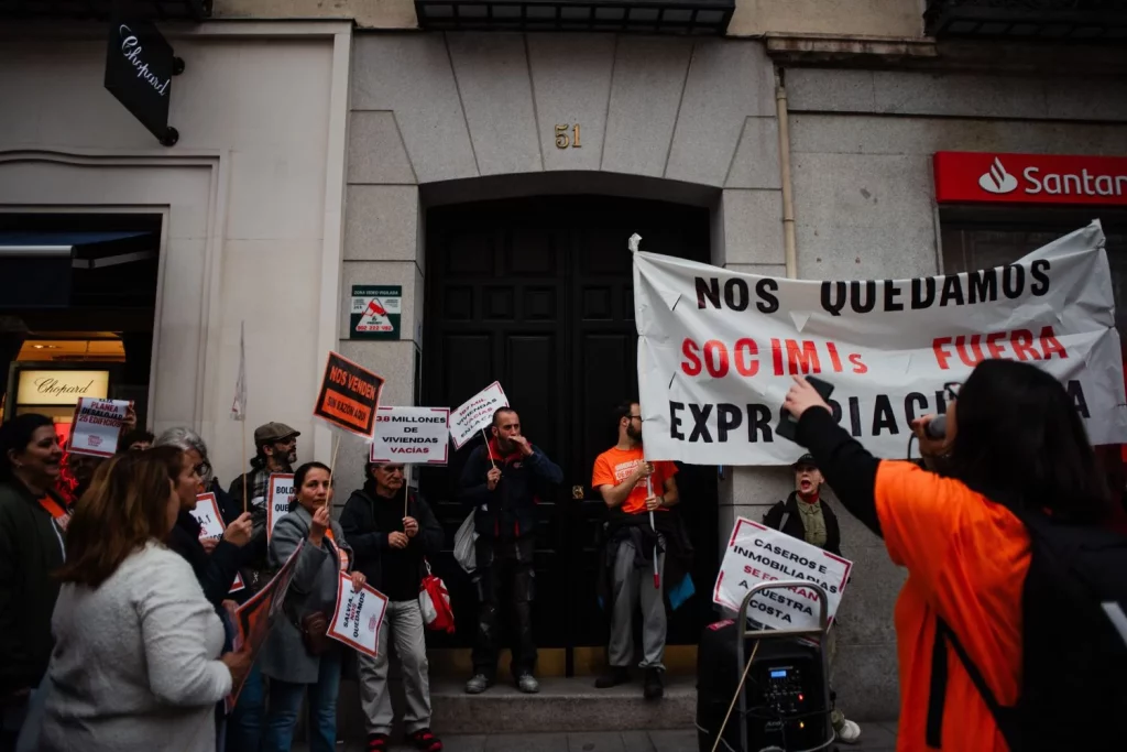 'La Canica' Vuelve A Ser Símbolo De La Lucha Por La Vivienda En Lavapiés 1 Europapress 5757700 Varias Personas Protesta Frente Empresa Elix 13 Febrero 2024 Madrid Espana