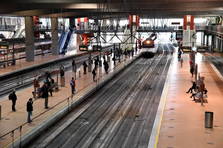 Óscar Puente hace oídos sordos ante el desastre de Cercanías en Madrid
