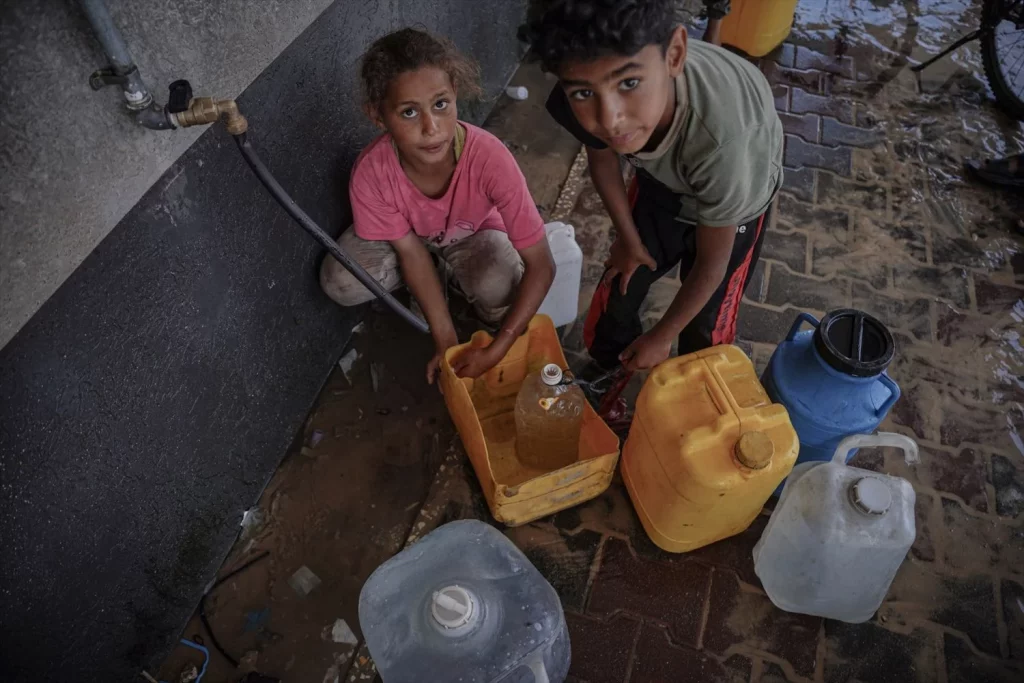 EuropaPress 5934466 03 may 2024 palestinian territories gaza palestinian children bottle water