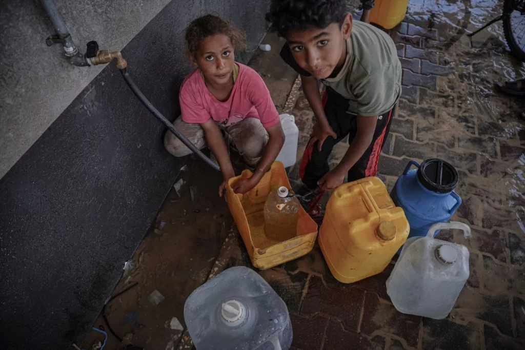 Europapress 5934466 03 May 2024 Palestinian Territories Gaza Palestinian Children Bottle Water