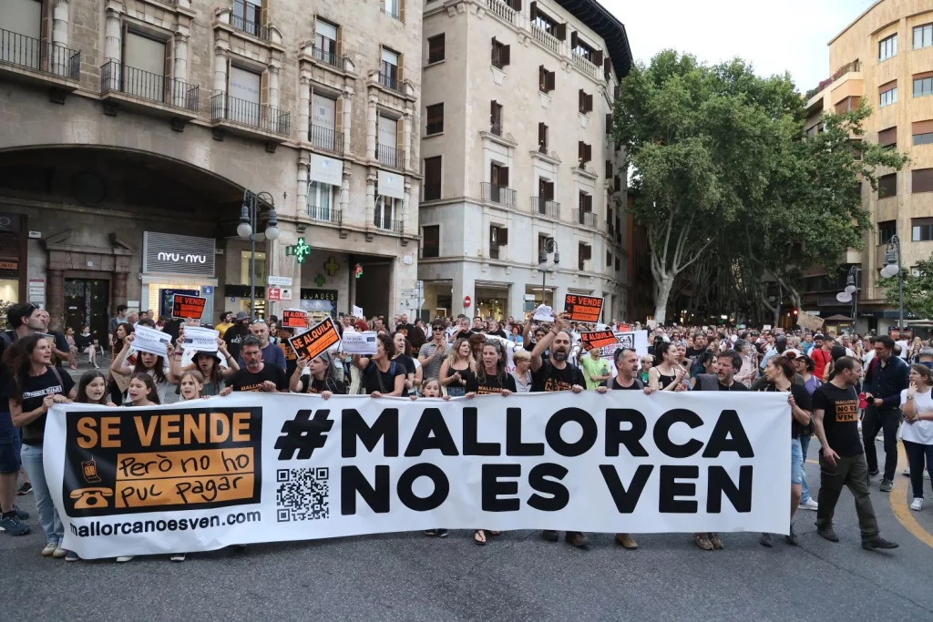Europapress 5985928 Decenas Personas Manifestacion Contra Masificacion Turistica Vivienda Digna