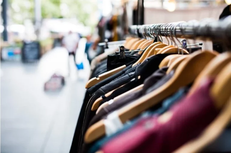 Mango arrasa con 8 camisas que disimulan la tripita, frescas y de temporada