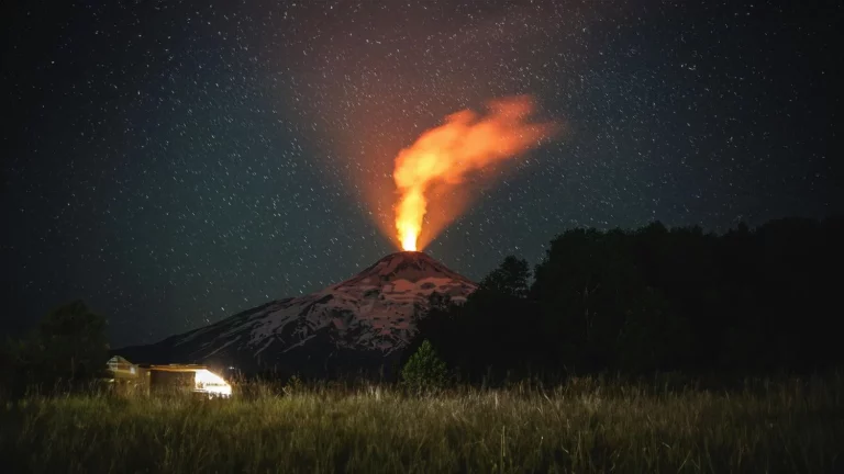Ganar miles de euros es fácil en este volcán que escupe oro