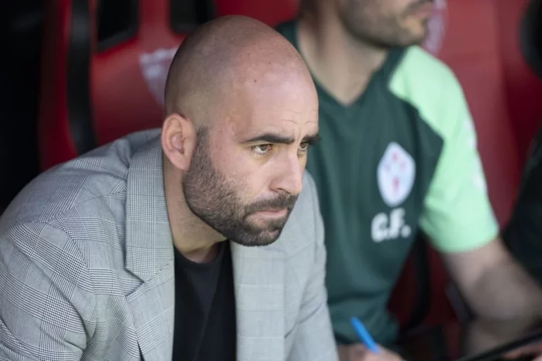 Giráldez echa a un jugador a los pies de los caballos