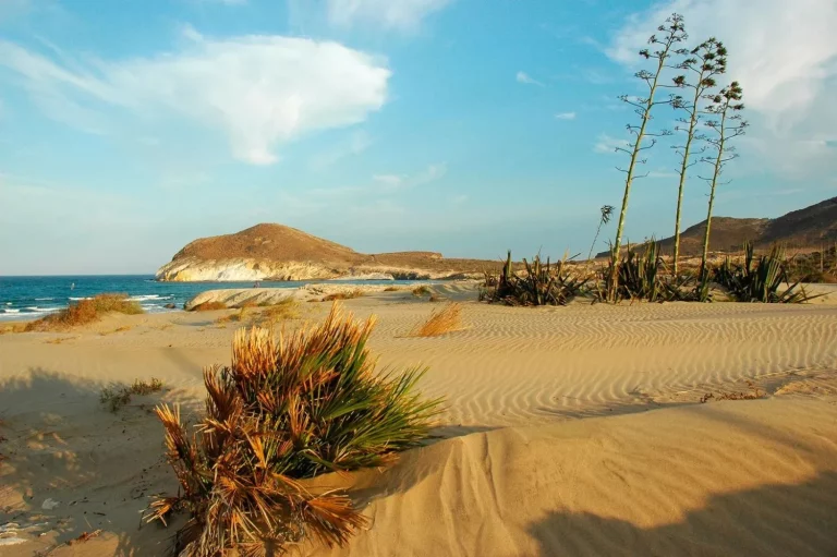 La playa cristalina de Almería que todos desconocen en España y se parece a las de Italia