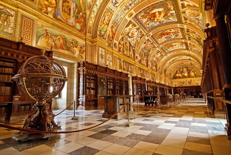 Las 5 historias curiosas de las bibliotecas más antiguas de España