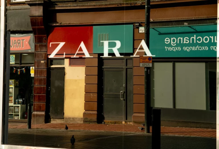 Los 4 vestidos blancos ibicencos más bonitos de Zara, cómodos y suaves