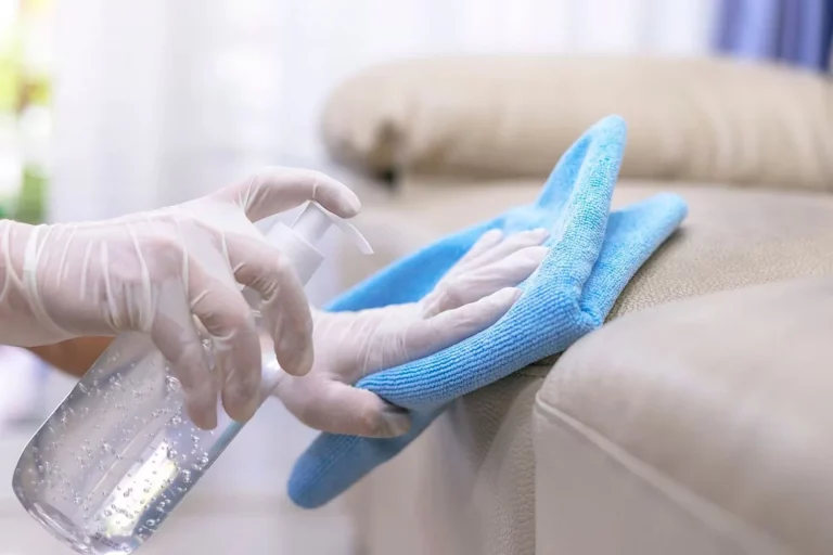 Los 5 trucos de la abuela infalibles para quitar manchas del asiento del sofá y mantenerlo como nuevo