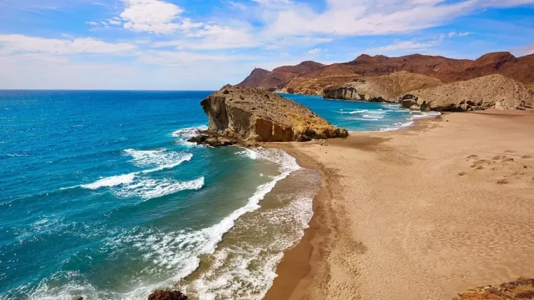 Los 7 destinos de viaje más increíbles en España en verano que no aparecen en las guías turísticas