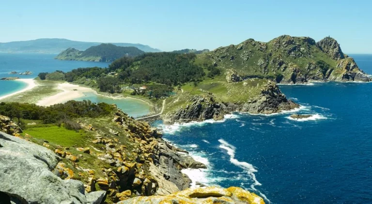 Los turistas alucinan con la isla española de agua cristalina es su destino favorito