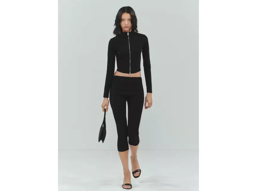 Mango arrasa con estos 3 pantalones capri que puedes llevar con Skechers, cómodos y femeninos para todas las edades