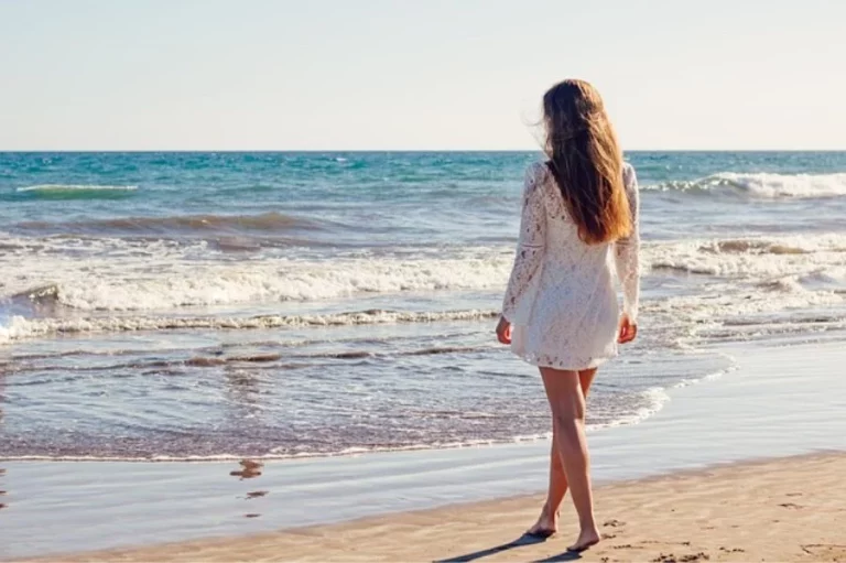 Parecerás un ángel con estos 3 vestidos blancos de Stradivarius para lucir más allá de Ibiza