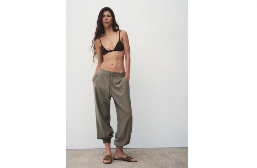 Parecerás una modelo con el dos piezas de Zara con chaleco y falda a un precio asequible