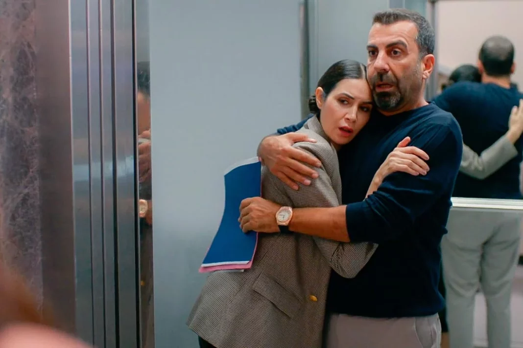 'Hermanos': Akif se harta y se carga su relación amorosa de esta manera