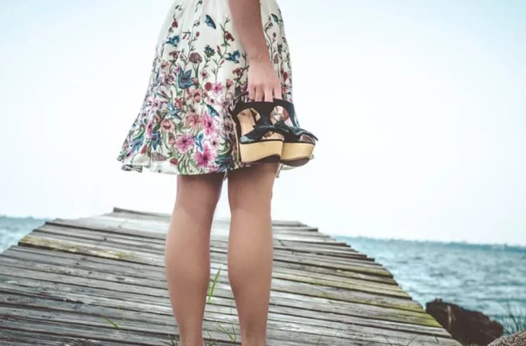 Ropa bonita y barata en Zara con estas 9 faldas, midi, de encaje, satinadas y hasta rosa palo