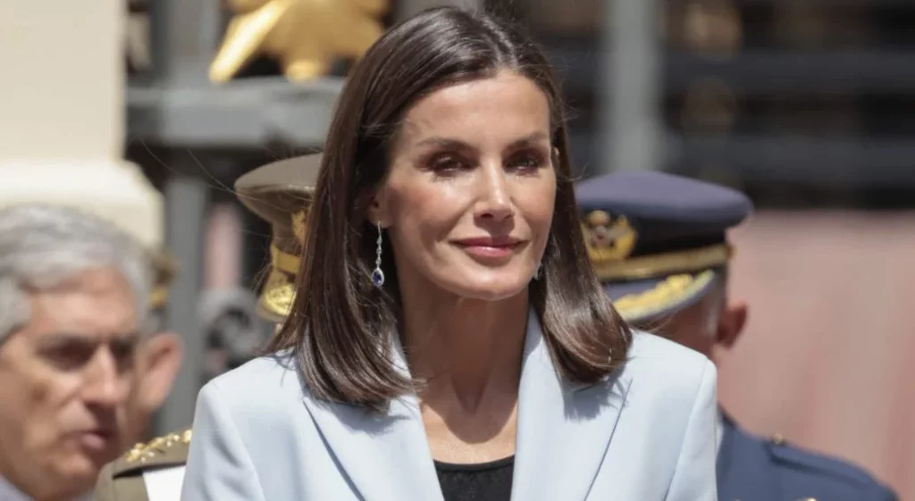 El suceso de la reina Letizia, una peluca y la foto que le obligó a borrar a una señora