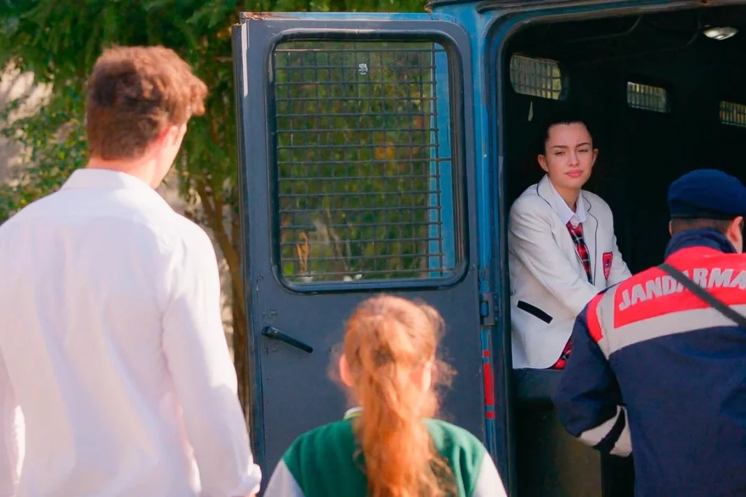 'Hermanos': Akif se harta y se carga su relación amorosa de esta manera
