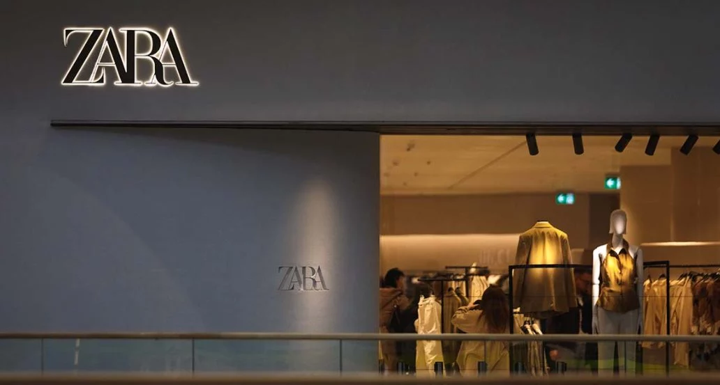 Este vestido batín de manga corta de Zara es un 'must' en tu armario de verano