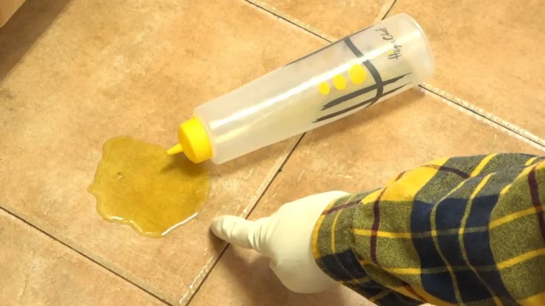 ¡Evita caídas! La forma ideal de limpiar el aceite del suelo que nunca falla