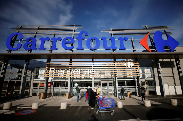Las tiendas de moda tiemblan con la chaqueta de 15 euros de Carrefour que está causando sensación