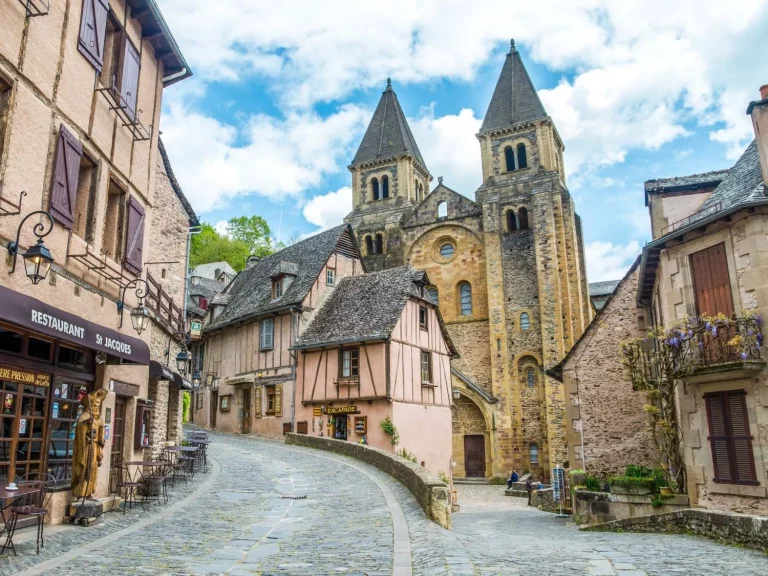 Descubre Conques, el pueblo Medieval francés que no permite coches