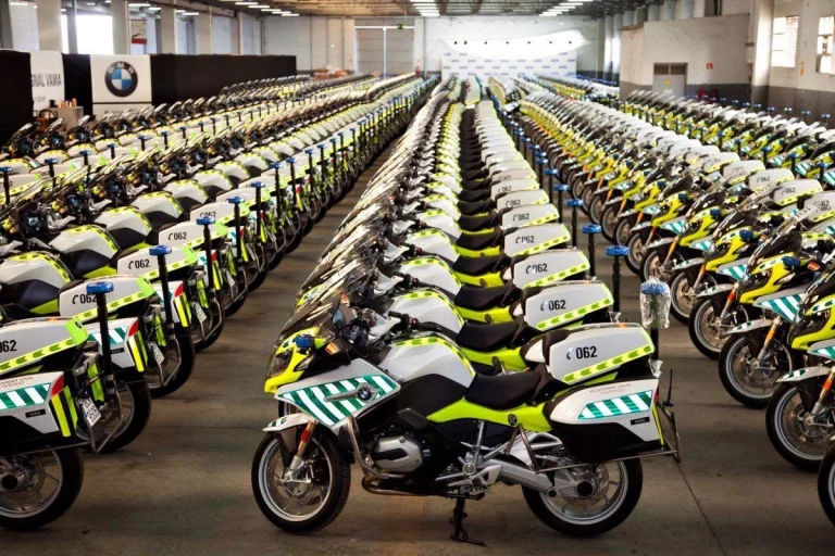 Te contamos dónde se ponen las motos camufladas de la DGT para multarte en la carretera