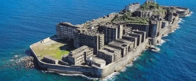 Descubre la isla Hashima: Tiene forma de barco y fue abandonada por una curiosa razón