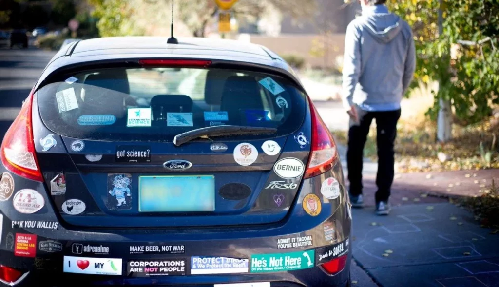 Pegatinas Reflectantes: Un Riesgo Para Otros Conductores