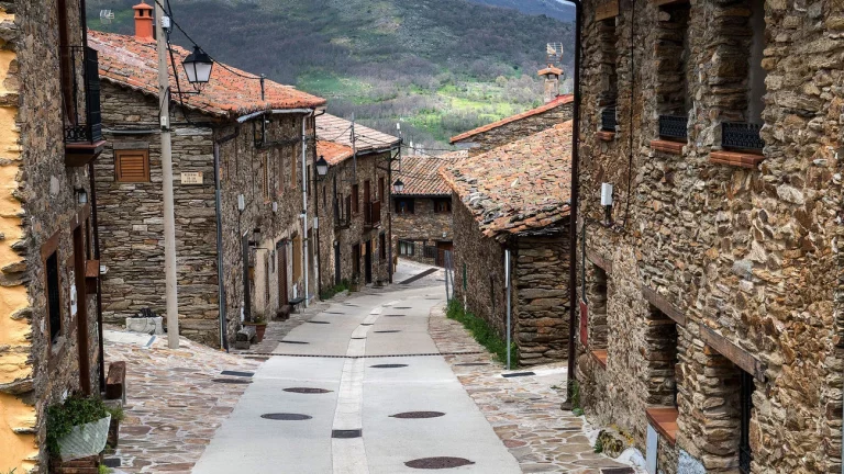 Explora La Hiruela, el pueblo a 60 minutos de Madrid que tiene una particularidad