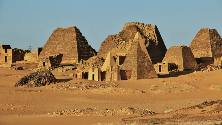 Explora el país que tiene más del doble de pirámides que Egipto