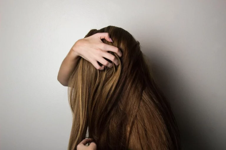 12 trucos y peinados estilo clean look para que no se te note el pelo sucio