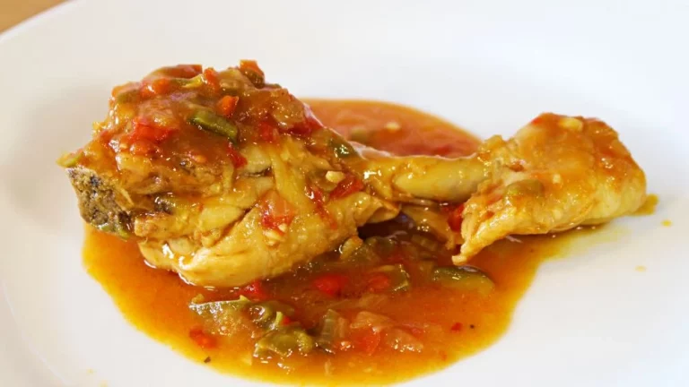 Guiso de pollo en salsa de la abuela, una receta para chuparte los dedos