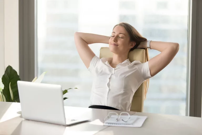 Cómo relajarte en el trabajo: 7 trucos infalibles que debes probar ya