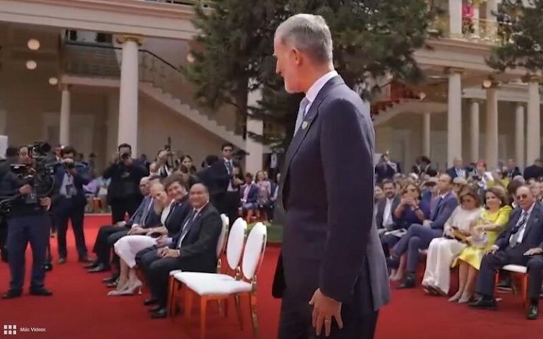 El Rey y Milei: El Distante Encuentro en la Posesión de Bukele
