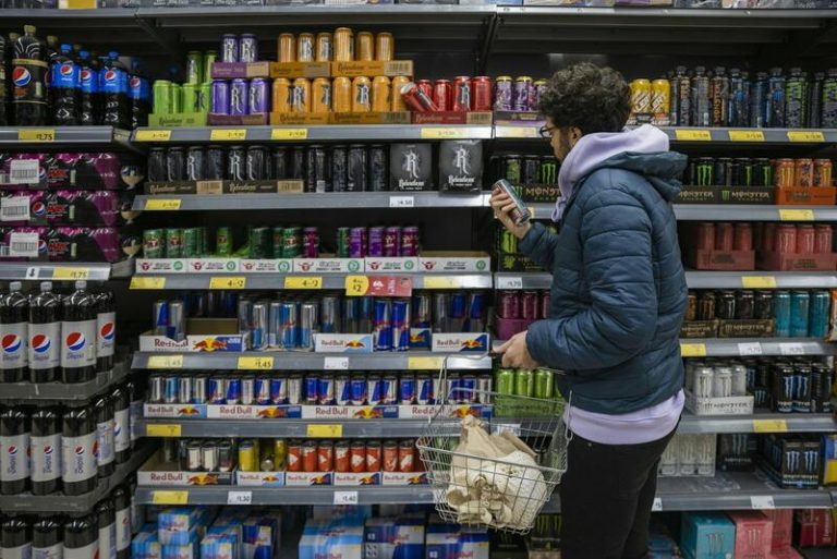 Experta advierte sobre el consumo de bebidas energéticas en la adolescencia