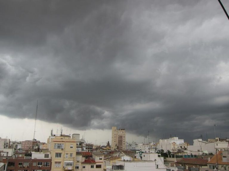 La AEMET pone en aviso por lluvias y tormentas a más de 20 provincias españolas