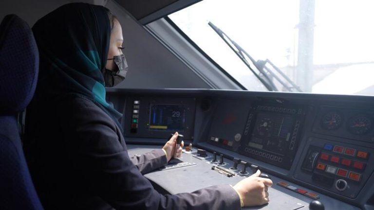 Renfe vuelve a ofrecer formación a mujeres saudíes para ser maquinistas y hasta 38.000 mujeres se postulan