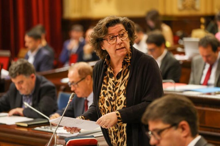 Consejera balear desmiente influenciarse por Vox para condicionar las políticas en materia LGTBI, a pesar de las presiones