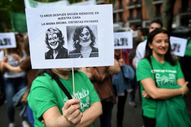 Una ‘marea verde’ de personas pide el «fin del conflicto» en la educación pública madrileña