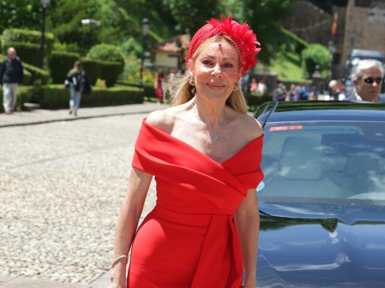Ana Obregón cautiva en la boda de su sobrino con un vestido rojo